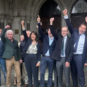 Jailed former bankers have their convictions quashed