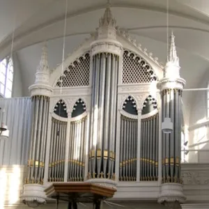 #26 - *SPECIAL* Het Bätz-orgel van de Oude Kerk in Zeist staat bekend om zijn warme klank en akoestiek. Wel jammer dat deze klank soms concurrentie heeft van loeiende sirenes…!’ (S06)
