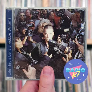 Robbie Williams "Life Thru a Lens" (1997), le rescapé des boys bands devient une superstar de la pop