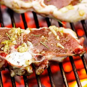 Lamm grillen: Tipps, Rezepte & Marinaden