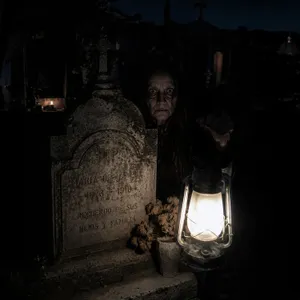 NO RESPONDAS SI OYES TU NOMBRE EN UN CEMENTERIO