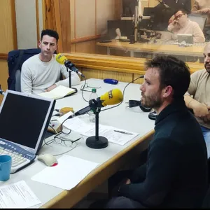 Los costaleros expulsados de La Macarena pasan este lunes por los micrófonos de Cruz de Guía